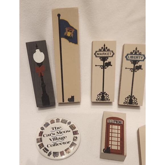 Cat’s Meow Village Accessories Lot of 10 Signs, Phone Booth, Popcorn Cart ,Wood - Picture 2 of 3